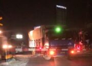 Truk Muatan Pupuk Rengsek Di Hajar Kreta Api.
