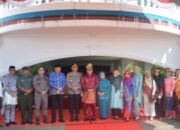 Upacara Hardiknas Dilapangan Depan Kantor Bupati. Sepuluh Siswa Lemas Satu Dirawat Di Mobil Ambulance Mengunakan Selang Oxsigen.