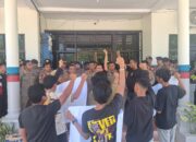 Delapan Massa Amplas Orasi Didepan Kantor Bappeda Litbang Labusel.