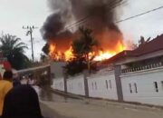 Sembilan Puluh Lima Persen Rumah Semi Permanen Habis terbakar.