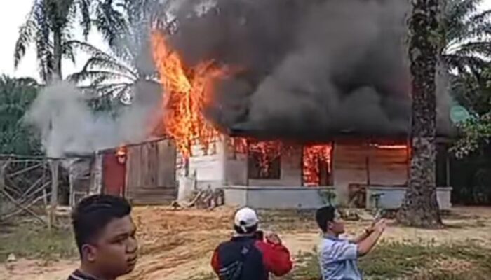 Dua Rumah dan Dua Mobil Sasaran Amukan Massa.