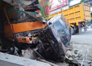 Truk Bermuatan Pupuk, Seret Empat Mini Bus Dan Timpa Lima Sepeda Motor Yang Sedang Parkir.