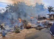 Hitungan Menit Delapan Rumah Habis Terbakar Di Lingkungan Labuhanbaru