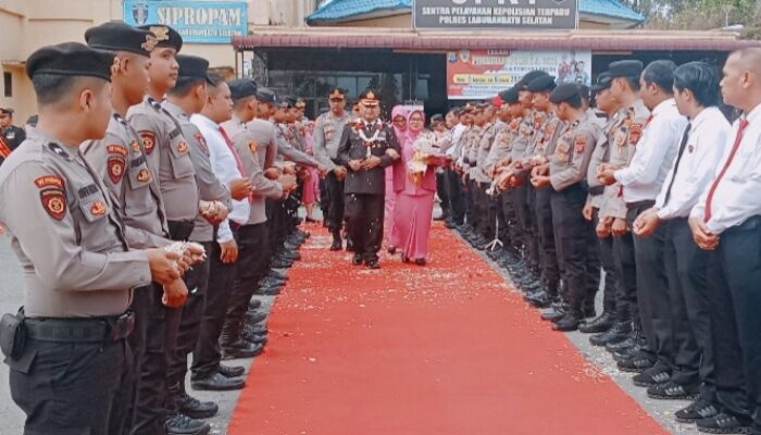 Kapolres Labuhanbatu Selatan Melepas Kompol Ahyat Dengan Penghormatan Bhayangkara Teladan