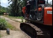 Alat Berat Sebabkan Kerusakan Jalan Desa, Warga Keluhkan Minimnya Pengawasan