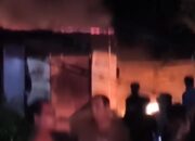 Satu Rumah Permanen Beserta Tiga Unit Vespa Ludes Terbakar di Aek Batu