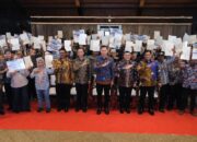 Pemerintah Serahkan 1.120 Sertipikat Tanah untuk Transmigran di Sukabumi, Wamen Ossy: Ini Pengakuan Negara