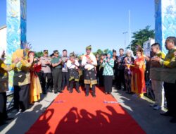 Pameran Pembangunan HUT ke-17 Labusel Resmi Dibuka, Bupati Terima Gelar Kehormatan Adat