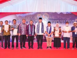 Wamen Ossy Serahkan Sertipikat Tanah di Lombok Barat, Bukti Negara Hadir Lindungi Hak Rakyat