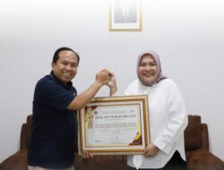 Penyerahan Piagam Penghargaan DJPb Sumatera Utara Kepada BPN Sumatera Utara