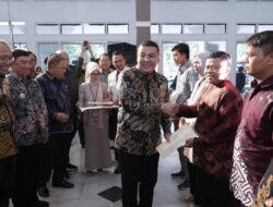 Serahkan Sertipikat ke Penggiat UMKM di Garut, Wamen Ossy Harap Masyarakat Dapat Kembangkan Usaha dan Tingkatkan Taraf Ekonomi