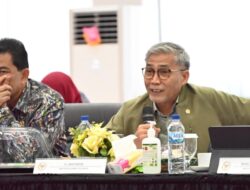 DPR Desak Pemerintah Tegas “Klaim Aqua Soal Mata Air Pegunungan Harus Diusut”  JAKARTA -Anggota Komisi XIII DPR RI Fraksi Partai Kebangkitan Bangsa (PKB), Mafirion, menyoroti temuan Gubernur Jawa Barat Dedi Mulyadi dalam inspeksi mendadak (sidak) yang menemukan bahwa air kemasan bermerek Aqua ternyata tidak bersumber dari mata air pegunungan alami, melainkan dari sumur bor.  Menurut Mafirion, persoalan tersebut bukan sekadar urusan bisnis atau pelanggaran etika, tetapi juga dugaan pelanggaran Hak Asasi Manusia (HAM) serta pelanggaran terhadap perlindungan konsumen.  “Ketika sebuah perusahaan mengiklankan produknya seolah-olah berasal dari air pegunungan alami, padahal faktanya dari air sumur bor, itu jelas merupakan bentuk iklan menyesatkan (misleading advertisement). Masyarakat berhak tahu kebenaran tentang apa yang mereka konsumsi,” tegas Mafirion di Jakarta, Jumat (24/10/2025).  Ia menambahkan bahwa hak untuk memperoleh informasi yang benar dan hak atas lingkungan hidup yang sehat merupakan bagian dari HAM sebagaimana diatur dalam Pasal 28F dan Pasal 28H ayat (1) UUD 1945.  “Poin pada pasal tersebut menegaskan bahwa setiap orang berhak mendapatkan informasi, hidup sejahtera, serta menikmati lingkungan hidup yang baik dan sehat, termasuk pelayanan kesehatan. Kami melihat ada dugaan pelanggaran terhadap hak konstitusional warga negara,” ujarnya.  Lebih lanjut, Mafirion mengutip Pasal 9 ayat (1) Undang-Undang Nomor 8 Tahun 1999 tentang Perlindungan Konsumen, yang menyatakan bahwa pelaku usaha dilarang membuat pernyataan menyesatkan tentang asal, jenis, mutu, komposisi, atau manfaat suatu barang/jasa. Pada Pasal 10 juga ditegaskan larangan memproduksi atau memasarkan barang yang tidak sesuai dengan keterangan pada label atau iklan.  “Tindakan produsen Aqua telah melanggar hak konsumen atas informasi yang benar, jelas, dan jujur,” ungkap Mafirion.  Ia menegaskan, hak konsumen atas informasi yang benar, jelas, dan jujur sebagaimana diatur dalam Pasal 4 huruf c UU Perlindungan Konsumen harus dijunjung tinggi.  “Jika fakta menunjukkan sumber air berbeda dari yang diklaim, maka ini pelanggaran serius terhadap hak konsumen,” tambahnya.  Selain aspek hukum, Mafirion juga menilai persoalan ini menyentuh dimensi etika bisnis dan keadilan sosial.  “Konsumen membayar lebih mahal karena percaya produk tersebut berasal dari mata air pegunungan yang dianggap lebih murni. Jika ternyata hanya air sumur bor, maka perusahaan telah mengeksploitasi kepercayaan publik,” tegasnya.  Menurut Mafirion, praktik semacam ini dalam jangka panjang dapat merusak kepercayaan masyarakat terhadap iklan dan produk lokal.  “Negara tidak boleh diam terhadap praktik bisnis yang menyesatkan publik. Ini soal integritas informasi, hak konsumen, dan tanggung jawab sosial korporasi,” pungkasnya.
