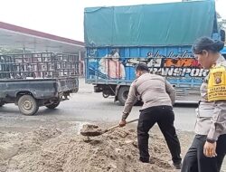 Kasat Lantas Polres Labusel Turun Langsung Benahi Jalan Rusak di Jalinsum