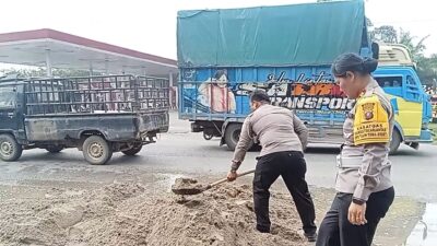 Kasat Lantas Polres Labusel Turun Langsung Benahi Jalan Rusak di Jalinsum
