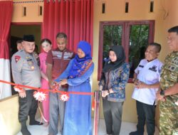 Polres Menguatkan Hati Rakyat, Dengan Bedahkan Dua Rumah Wilkum Polsek Silangkitang.