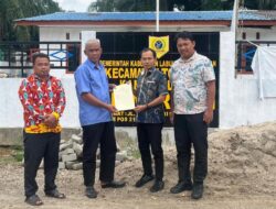 Kantah ATR/BPN Labusel Serahkan delapan lembar Sertifikat PTSL ke Warga Desa Sei Meranti