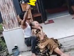 Diseruduk Warga Kampung Banjar! Penyandera IRT Tumbang di Depan Laras Panjang Polisi.