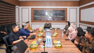 Kunjungi Dua Kantah di Sumut, Wamen Ossy Monitoring Kesiapan WBBM hingga Serahkan Sertipikat kepada Masyarakat