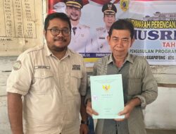 Jemput Bola ke Sungai Kanan, BPN Labusel Serahkan Sertipikat Residu PTSL untuk Kepastian Hukum Warga.