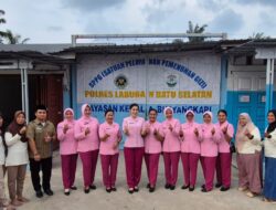 Bagikan 200 Takjil dan Pererat Silaturahmi Bersama Relawan SPPG, Bayangkari Labusel.