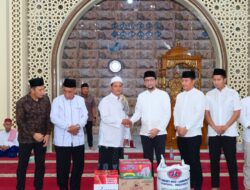 Bupati Fery Sahputra dengan Rombongan Safari Ramadhan di Teluk Panji.