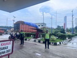 Patroli SPBU Simpang Karo, Satlantas Labusel Pastikan BBM Aman dan Lalu Lintas Lancar.