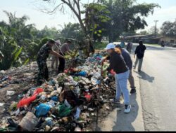 Bhabinkamtibmas Polsek Padang Hulu Pasang Spanduk Larangan Buang Sampah Sembarangan