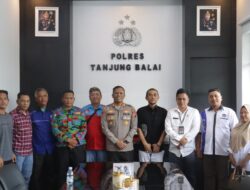 Kapolres Rangkul Buruh, Ajak Rayakan dengan Silaturahmi dan Kedamaian.