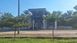 Antrean Truk di Sekitar UPPKB Aek Batu Dikeluhkan Pengguna Jalan, Keselamatan Berlalu Lintas Jadi Sorotan.