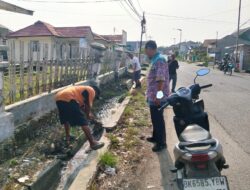 Jumat Bersih, Lurah Siringo-Ringo Kompak Turun Tangan Jaga Lingkungan Kantor.