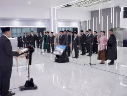 *Kementerian Agraria dan Tata Ruang/Badan Pertanahan Nasional (ATR/BPN)*   Siaran Pers     23/SP/IX/BH/2026   Kamis, 10 September 2026  *Wamen ATR/Waka BPN: Pelantikan Pejabat Jadi Bagian Penataan Organisasi untuk Mendukung Transformasi Layanan*  Jakarta – Wakil Menteri Agraria dan Tata Ruang/Wakil Kepala Badan Pertanahan Nasional (Wamen ATR/Waka BPN), Ossy Dermawan, melantik 18 Pejabat Pimpinan Tinggi Pratama dan 5 Pejabat Administrator di lingkungan Kementerian ATR/BPN pada Kamis (10/09/2026). Pelantikan yang berlangsung di Aula Prona Kementerian ATR/BPN, Jakarta ini, jadi bagian dari penguatan pelaksanaan tugas dan transformasi layanan pertanahan yang tengah dijalankan Kementerian ATR/BPN.  “Pelantikan dan pengambilan sumpah hari ini sebagai bagian dari penataan organisasi serta dilaksanakan dalam rangka penyegaran untuk peningkatan kinerja kelembagaan. Tentunya dengan harapan agar transformasi layanan pertanahan yang sedang kita lakukan bisa berjalan dengan lebih baik lagi,” ujar Wamen Ossy, kepada puluhan pejabat terlantik.  Transformasi layanan pertanahan tersebut resmi diluncurkan Kementerian ATR/BPN pada 17 Agustus 2026 melalui tiga layanan, yaitu Peralihan Hak Terintegrasi (PERINTIS), Pengukuran Terjadwal, dan transformasi Organisasi Berbasis Kewilayahan. Ketiganya menjadi bagian dari upaya meningkatkan kualitas sekaligus memberikan kepastian waktu layanan kepada masyarakat.  Menurut Wamen Ossy, dalam implementasinya, transformasi tersebut perlu didukung dengan tata kelola yang baik dan penguatan kinerja di tubuh Kementerian ATR/BPN. “Saya meminta Saudara segera lakukan konsolidasi internal untuk memetakan potensi dan kendala. Perkuat kolaborasi tim, hadirkan lingkungan kerja yang kondusif, serta bangun komunikasi dan sinergi yang erat antarunit maupun dengan mitra eksternal,” pesannya.  Ia meminta para pejabat bertugas menjalankan amanah yang diberikan dengan penuh tanggung jawab dan memberikan kontribusi nyata bagi peningkatan kinerja Kementerian ATR/BPN. “Saya ucapkan selamat bertugas dan selamat menunaikan tugas mulia ini dengan penuh rasa tanggung jawab. Semoga amanah ini membawa kebaikan, keadilan dan pelayanan yang jauh bermanfaat serta memberikan nilai tambah bagi masyarakat, bangsa, dan negara,” pungkas Wamen Ossy.  Pelantikan dan pengambilan sumpah jabatan kali ini berlangsung secara daring dan luring. Kegiatan ini turut dihadiri oleh sejumlah Pejabat Pimpinan Tinggi Madya dan Pratama di lingkungan Kementerian ATR/BPN. (GE/YZ)  #KementerianATRBPN #MelayaniProfesionalTerpercaya #MajuDanModern #MenujuPelayananKelasDunia   Biro Hubungan Masyarakat dan Protokol Kementerian Agraria dan Tata Ruang/ Badan Pertanahan Nasional    X: x.com/kem_atrbpn Instagram: instagram.com/kementerian.atrbpn/  Fanpage facebook: facebook.com/kementerianATRBPN  Youtube: youtube.com/KementerianATRBPN     TikTok: tiktok.com/@kementerian.atrbpn  Situs: atrbpn.go.id  PPID: ppid.atrbpn.go.id WhatsApp Pengaduan: 0811-1068-0000