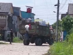 DLH Labuhanbatu Gerak Cepat Angkut Sampah di Jalan Sempurna, Warga Apresiasi Kepedulian Kadis