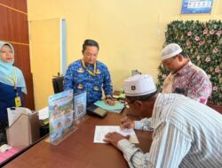 Kasi Survei dan Pemetaan Dampingi Petugas Loket, Pastikan Pelayanan Pemohon Berjalan Prima.