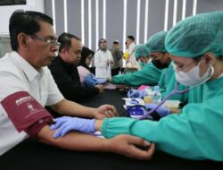 *Kementerian Agraria dan Tata Ruang/Badan Pertanahan Nasional (ATR/BPN)*   Siaran Pers     54/SP/IX/BH/2026   Selasa, 29 September 2026  *Gelar Aksi Peduli Sesama, Kementerian ATR/BPN Selenggarakan HANTARU Peduli Lewat Donor Darah*  Jakarta – Kementerian Agraria dan Tata Ruang/Badan Pertanahan Nasional (ATR/BPN) menyelenggarakan HANTARU Peduli melalui aksi donor darah dalam rangka memperingati Hari Agraria dan Tata Ruang Nasional (HANTARU) ke-66 tahun 2026. Kegiatan yang berlangsung di Aula Prona Kementerian ATR/BPN, Jakarta, Selasa (29/09/2026), diikuti secara sukarela oleh jajaran Kementerian ATR/BPN sebagai bentuk kepedulian terhadap sesama.  “Melalui Hantaru Peduli ini, kita ingin berbagi. Kita juga ingin memberikan kesempatan kepada teman-teman ATR/BPN untuk bisa peduli. Karena dengan donor darah, kita bisa memberikan manfaat kepada orang-orang yang membutuhkan,” ujar Kepala Biro Perencanaan dan Kerja Sama Kementerian ATR/BPN, Bahrun Munawir, saat membuka kegiatan.  Lebih dari 300 pegawai turut berpartisipasi dalam kegiatan donor darah tersebut. Peserta berasal dari berbagai unsur, mulai dari Pejabat Pimpinan Tinggi Madya dan Pratama hingga petugas keamanan serta petugas kebersihan. Tingginya partisipasi tersebut menunjukkan keterlibatan jajaran Kementerian ATR/BPN dalam kegiatan sosial yang diselenggarakan dalam rangkaian HANTARU ke-66.  Kepala Biro Hubungan Masyarakat (Humas) dan Protokol, Uunk Din Parunggi, turut berpartisipasi dengan mendonorkan darahnya. Ia menyampaikan bahwa donor darah merupakan kegiatan kemanusiaan yang dapat memberikan manfaat bagi masyarakat yang membutuhkan. “Kegiatan donor darah ini kan kegiatan kemanusiaan. Sangat bermanfaat. Jadi, ibaratnya setetes darah kita nanti itu sangat bermanfaat bagi manusia yang lain,” ucapnya.  Hal serupa disampaikan Sekretaris Direktorat Jenderal Penanganan Sengketa dan Konflik Pertanahan, Lalu Harisandi, yang turut mengikuti kegiatan tersebut. Menurutnya, donor darah tidak hanya bermanfaat bagi penerima, tetapi juga memberikan manfaat bagi pendonor. “Tentunya juga untuk kesehatan kita sendiri, karena memang dianjurkan kita untuk donor darah minimal sekali setahun,” ujarnya.  HANTARU Peduli diselenggarakan bekerja sama dengan Palang Merah Indonesia (PMI) Tangerang Selatan. Selain aksi donor darah, kegiatan tersebut juga menyediakan layanan pemeriksaan mata gratis bagi para peserta.  Melalui HANTARU Peduli, rangkaian peringatan HANTARU ke-66 di lingkungan Kementerian ATR/BPN diisi dengan kegiatan sosial yang melibatkan jajaran secara langsung. Aksi donor darah menjadi salah satu bentuk kepedulian yang diharapkan dapat memberikan manfaat bagi masyarakat yang membutuhkan. (MW/CK)  #KementerianATRBPN #MelayaniProfesionalTerpercaya #MajuDanModern #MenujuPelayananKelasDunia   Biro Hubungan Masyarakat dan Protokol Kementerian Agraria dan Tata Ruang/ Badan Pertanahan Nasional    X: x.com/kem_atrbpn Instagram: instagram.com/kementerian.atrbpn/  Fanpage facebook: facebook.com/kementerianATRBPN  Youtube: youtube.com/KementerianATRBPN     TikTok: tiktok.com/@kementerian.atrbpn  Situs: atrbpn.go.id  PPID: ppid.atrbpn.go.id WhatsApp Pengaduan: 0811-1068-0000